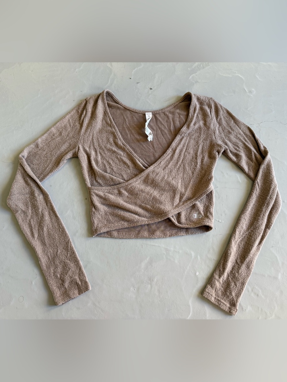ALO YOGA Amelia Luxe Long Sleeve Crop Top in Gravel, Size Small